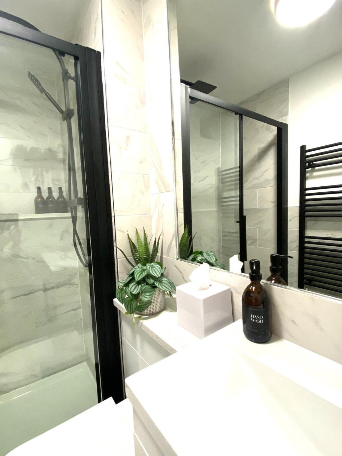Boutique Chapel Apartment Within City Walls Chester Bagian luar foto