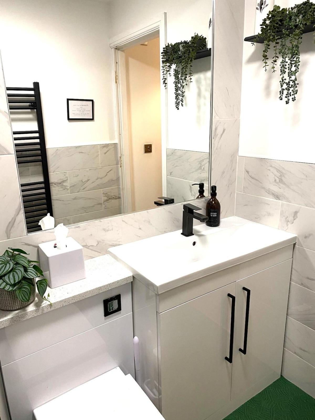 Boutique Chapel Apartment Within City Walls Chester Bagian luar foto